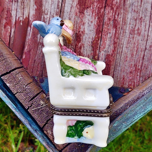 Vintage Ceramic Garden Themed Miniature Bench Box - Picture 4 of 8